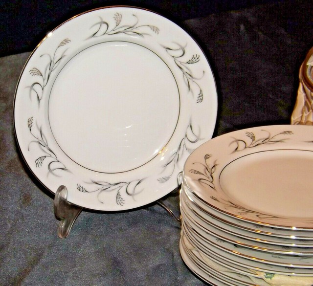 Harmony House Fine China Made in Japan Platinum Garland with carrying