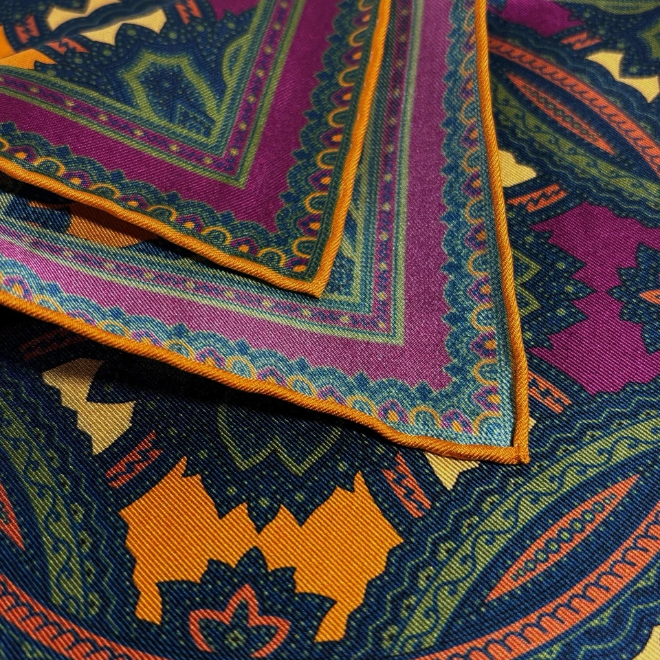 Cuadrado de bolsillo grande de seda medallón púrpura ciruela y naranja (enrollado a mano en Inglaterra) Foto 4 de 4