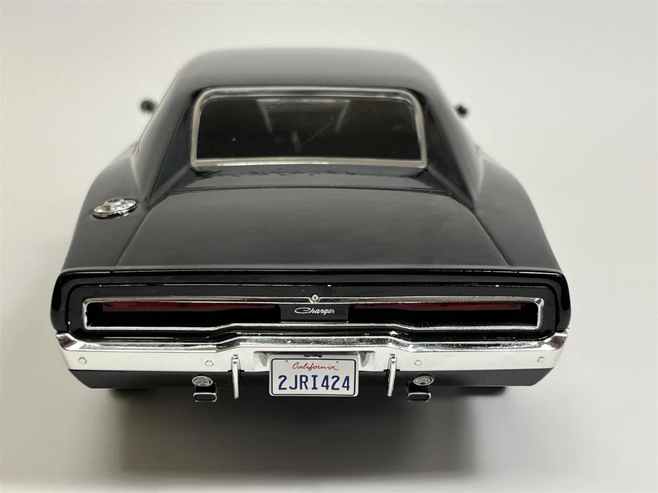 1970 Dodge Charger Blown Engine Black 1:18 Greenlight Artisan Collection 19122 - Image 4 of 4