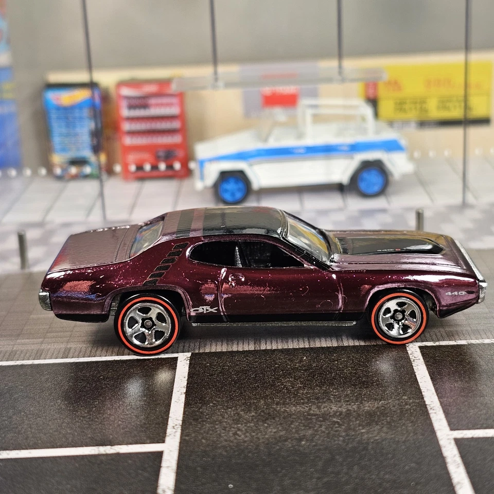 Coche diecast púrpura suelto 1/64 Hot Wheels Classics 1971 PLYMOUTH GTX REDLINE #10 Foto 2 de 4