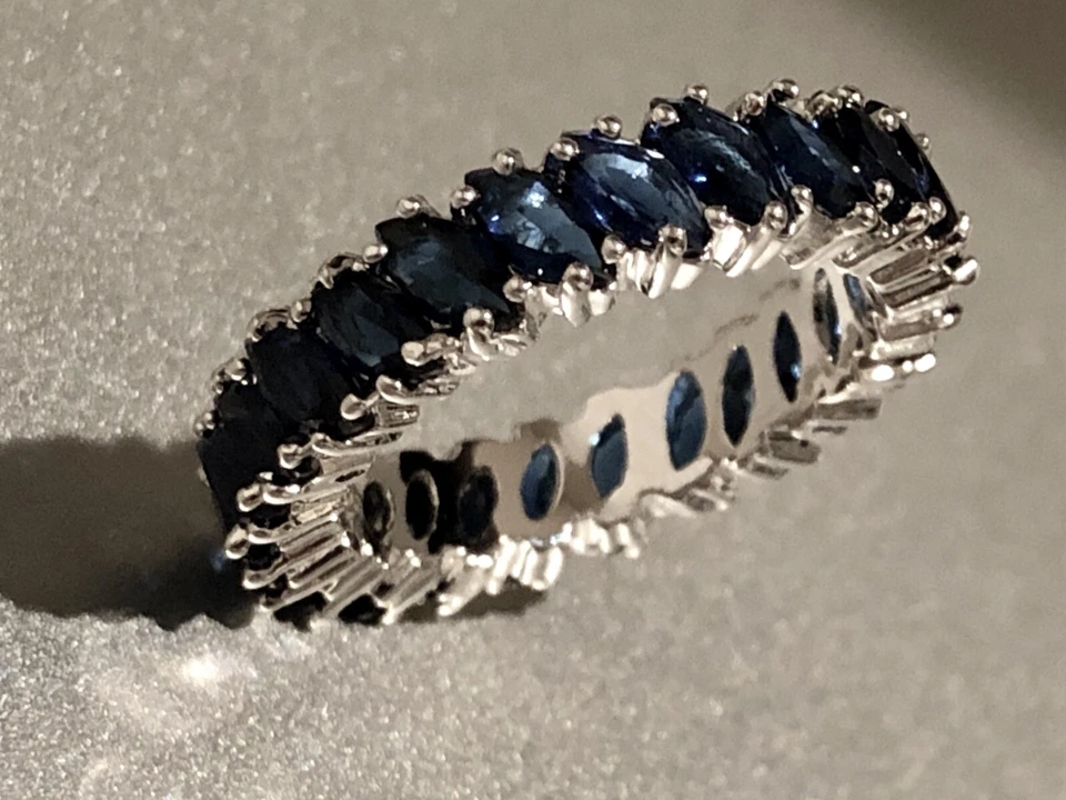 Anillo de eternidad lleno de oro blanco de 18k hecho con banda de marquesa azul cristal de Swarovski Foto 3 de 4