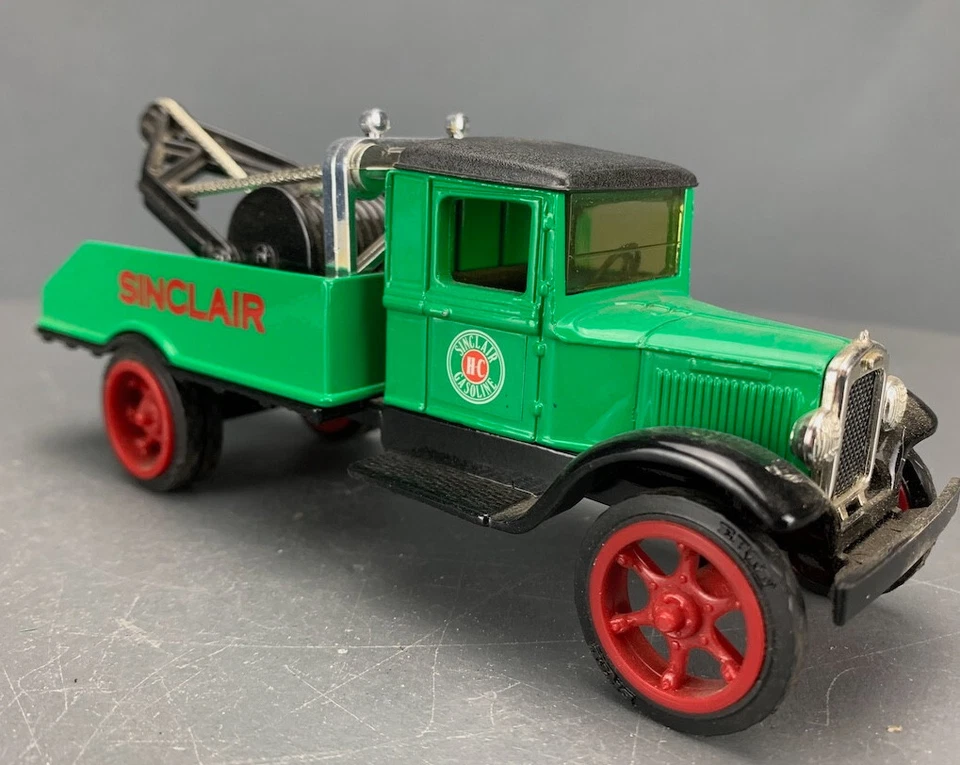 1:32 Ertl Diecast Sinclair 1931 Hawkeye Tow Truck, Bank D1445 - Image 2 of 4