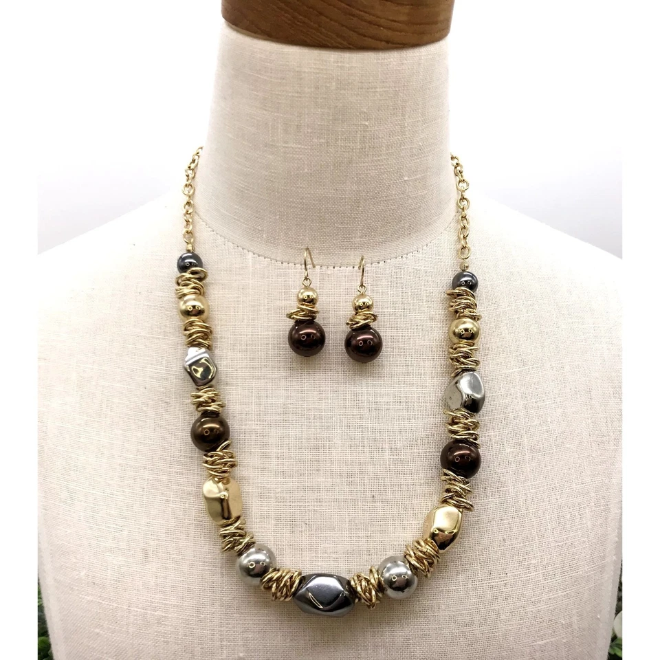 Conjunto de joyas collar y pendientes oro, plata, marrón y estaño tonos bea grande Foto 2 de 4