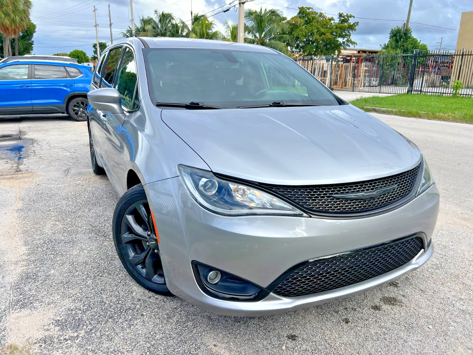 Chrysler Pacifica - Image 2
