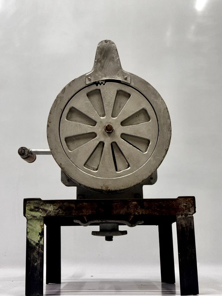 Antiguo cuerno de sirena de piso de barco de carga vintage manivela marítima de hierro Kheraj Foto 3 de 4