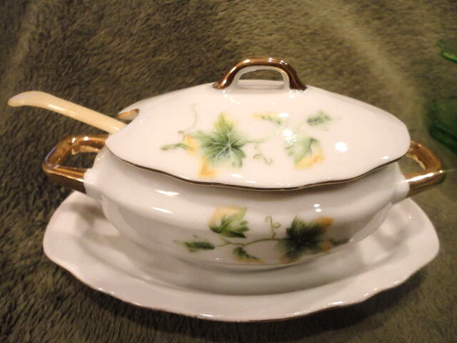 Royal Crown Sauce Gravy Boat Porcelain under Tray Ivy Vine Pattern Ladle Vintage