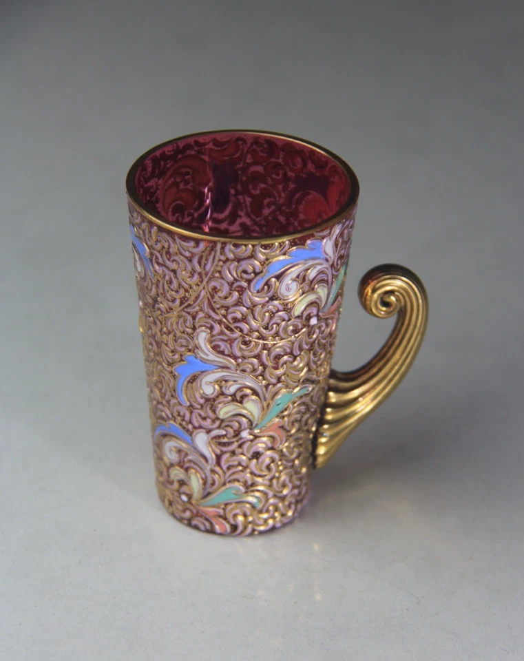 Антикварная мозерная стеклянная клюквенная эмалированная кружка с позолоченной ручкой - Изображение 2 из 4