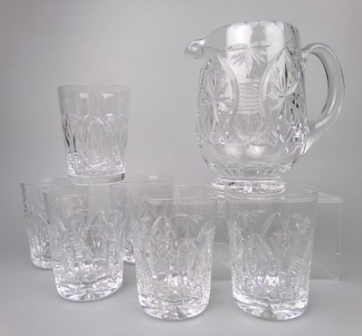 Becher & Kanne aus geschliffenem Kristallglas von Webb Corbett gotisches Muster. 6 x 250ml. Vintage