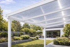 Aluminium Terrassenüberdachung in RAL 9016 weiß | 16 mm Stegplatten X-Struktur