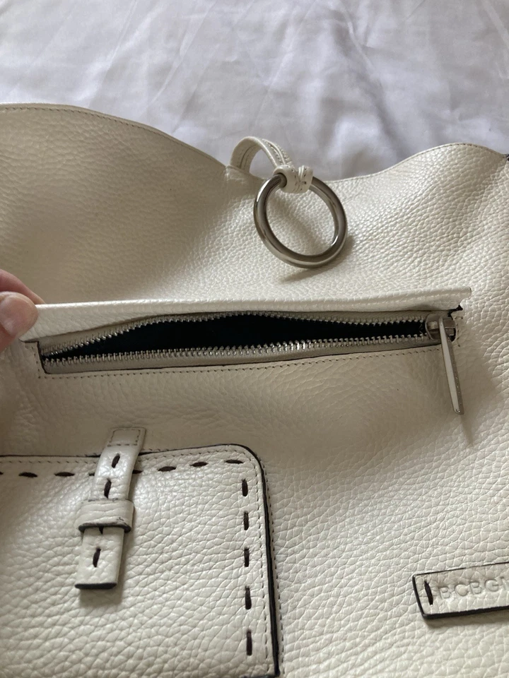 Bolso de Hombro Hobo BCBG MAXAZRIA Cuero Guijarro Color Crema Foto 4 de 4