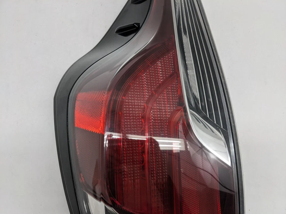 Luz trasera izquierda del conductor Toyota Prius C 2015-2017 TLB3 Foto 4 de 4