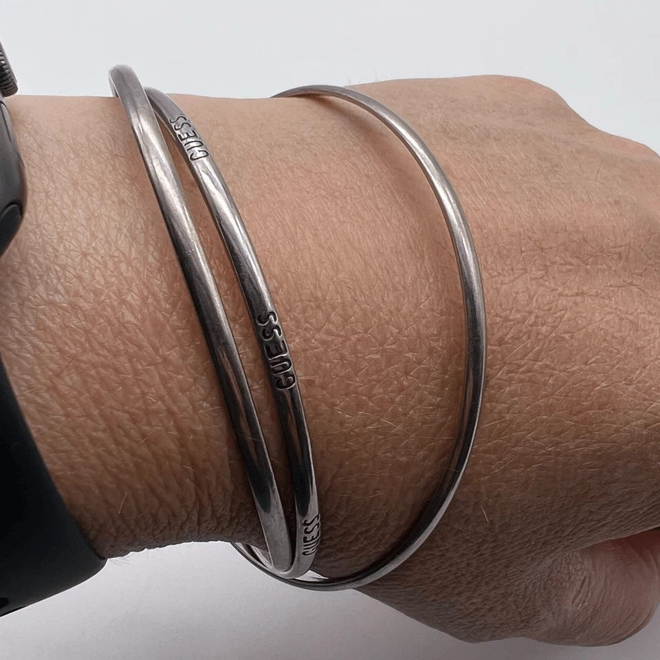 Brazalete Brazalete Vintage Guess Logo Deletreado Triple Eslabón Plata Delicado Rocker Foto 2 de 4