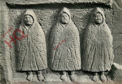 Ansichtskarte>>Häuser römisches Fort, Stein zeigt drei Gottheiten (2)