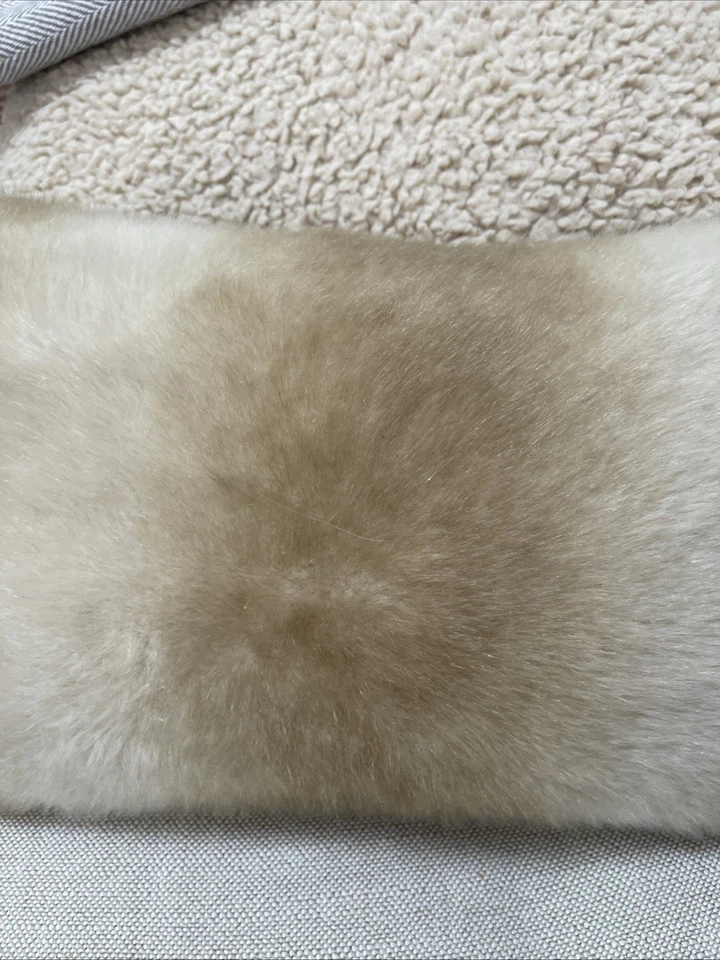 "Almohada decorativa de piel sintética Woolrich Home beige tostado 17""x11"" usada en excelente estado perfecta" Foto 2 de 4