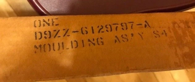 Moldagem superior de janela quarto Ford Mustang 1979 - 1982 NOS LH D9ZZ-61297-A - Imagem 3 de 3