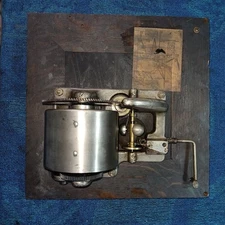 VICTOR VICTROLA 2 SPRING MOTOR W/MAHOGANY BOARD***MOTOR REBUILT***