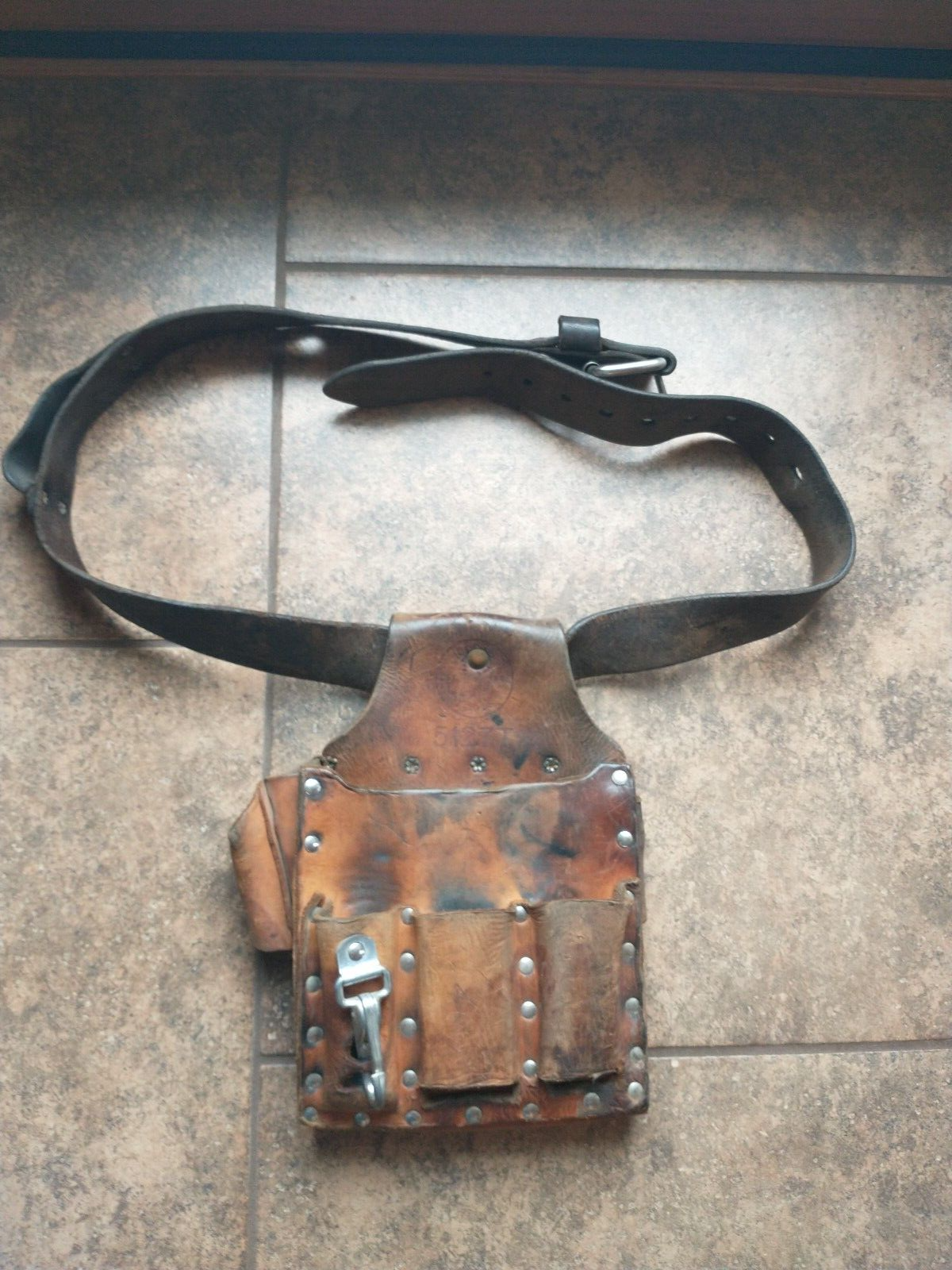 KLEIN Tools 5127T Electrician Lineman Leather Tool Pouch with Belt