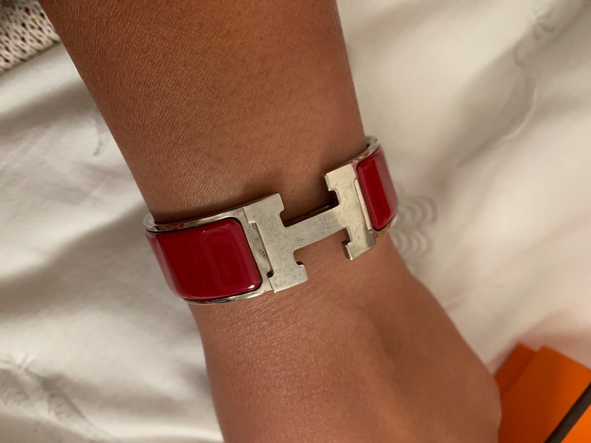 【Hermes】Bracelet Clic Clac H で手元に圧倒的な存在感 Hermes Click Clac H Bracelet Gold/Noir (Retail $740) Size PM