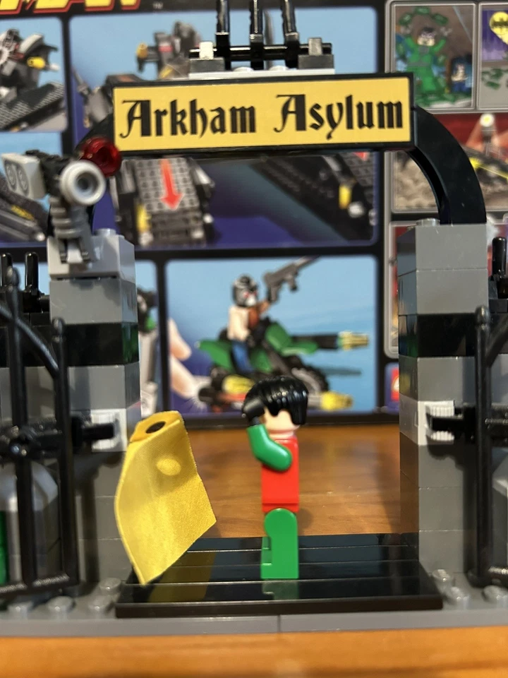 Lego Batman 7885 Robin figure from set Scuba Jet: Attack of The Penguin. 2008 - Image 2 of 4