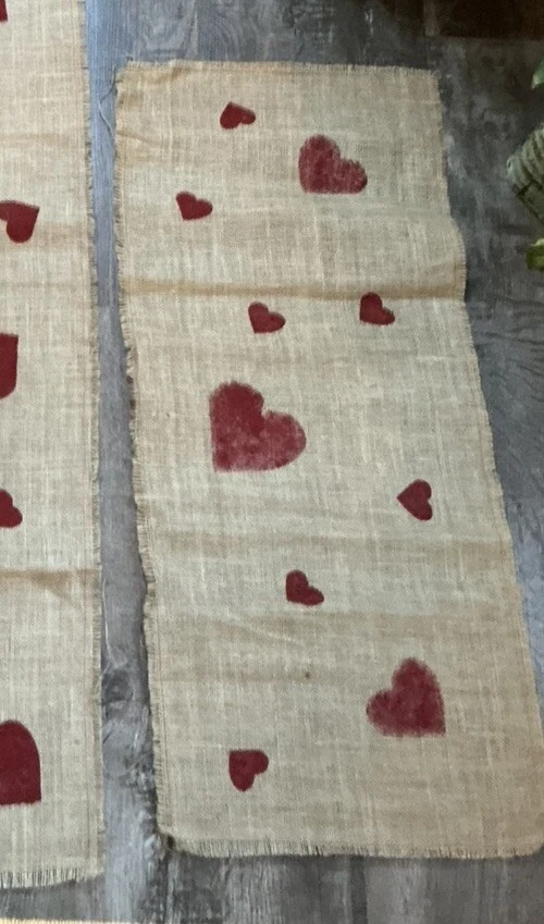 Juego de 4 corazones rojos estampados de San Valentín en tela de arpillera natural Foto 2 de 4