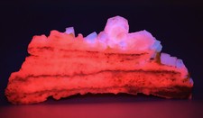 Cristalli di zolfo e aragonite, fluorescenti. Sicilia, Italia. 200 grammi.