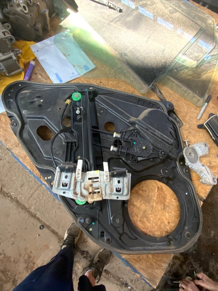 Regulador de ventana eléctrica trasera derecha Ford Fiesta 2011-2017 con portaequipajes de motor Foto 4 de 4