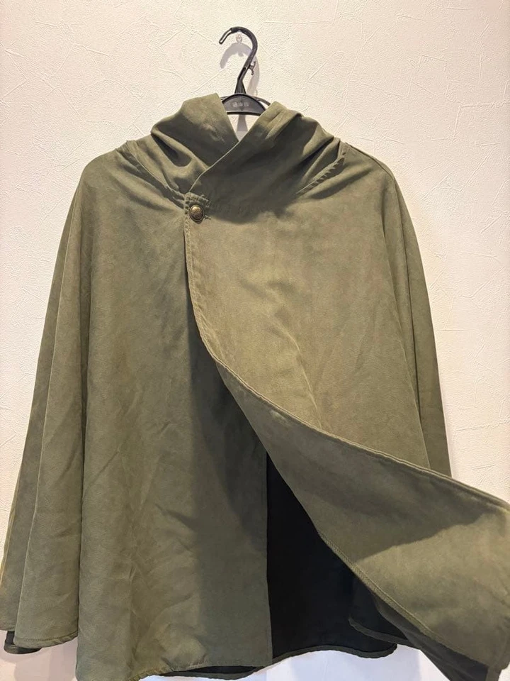 Attack on Titan USJ Hoodie Cape Olive Green Emblem Used - Image 2 of 4