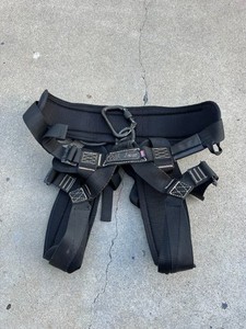 Yates 320 Lightweight Black Climbing Harness w/ Large D Locking Carabiner