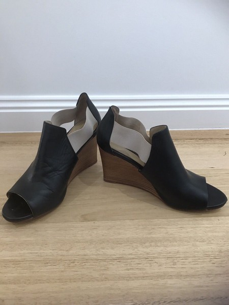 Marchez vous blue yeardley black leather peep toe wedge heels 9.5 vero cuoio