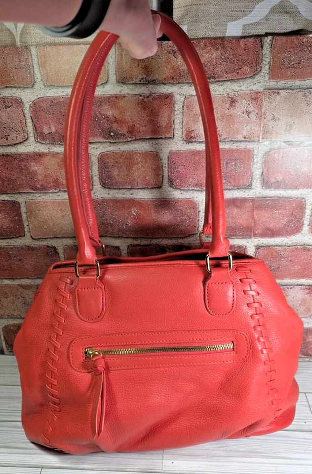 Fiore by Isabella Fiore | Bolso de Hombro de Cuero Floral Bordado Cartera Coral Foto 4 de 4