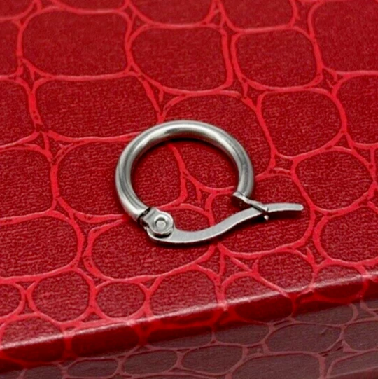 Orecchino Cerchietto sottile baionetta colore argento in acciaio inox uomo donna - Immagine 2 di 4
