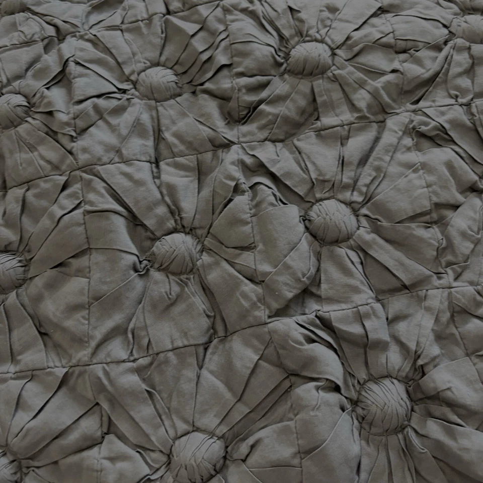 Capa de travesseiro DKNY Donna Karan New York cinza acolchoada texturizada quadrada 17” X 17” - Imagem 2 de 4