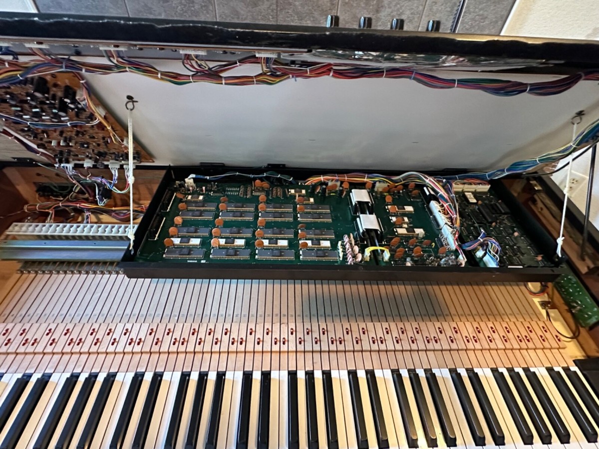 Yamaha GS2 synthesizer for parts. No sound, otherwise amazing