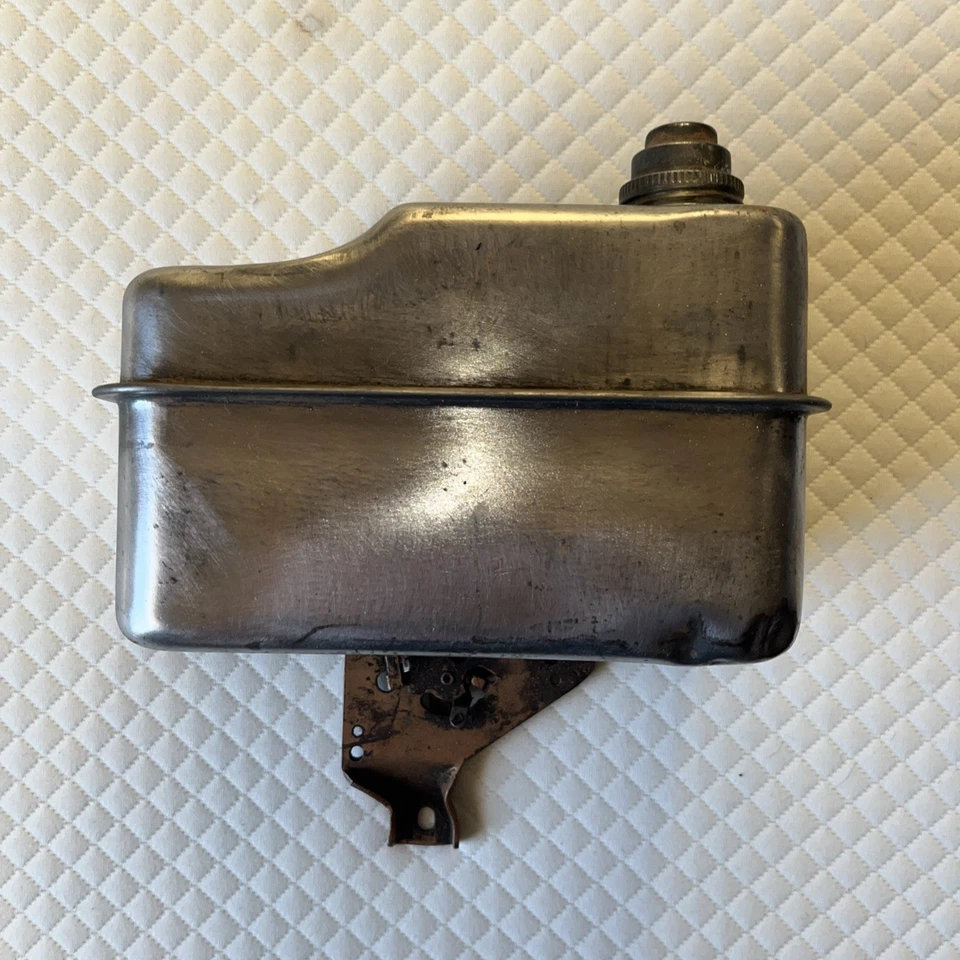 GENUINE 5 HP BRIGGS AND STRATTON HORIZONTAL SHAFT Fuel Tank 5hp PN-555192/135202 - Image 2 of 3