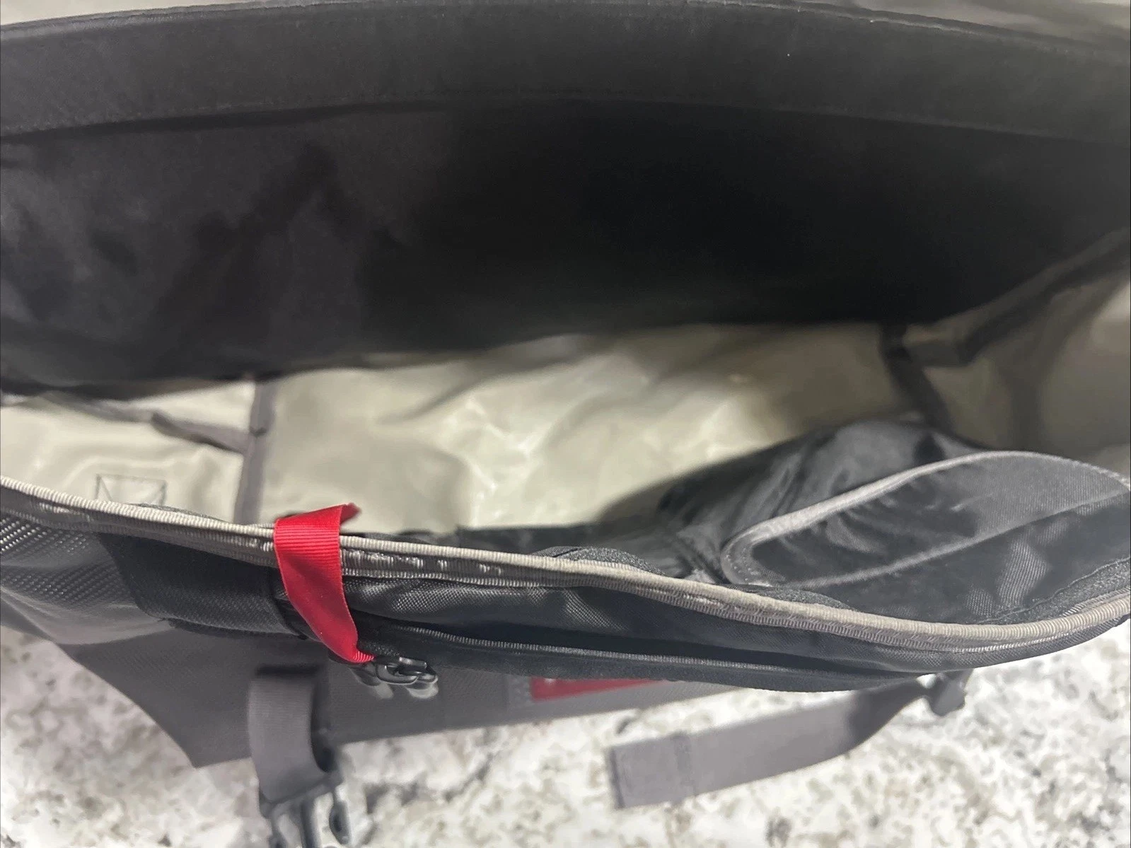 Borsa messenger classica Timbuk2 custodia media per laptop tracolla pendolare grigio rosso