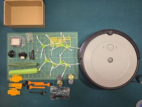 iRobot Roomba i1 Robot Vacuum For Parts or Repair + New Brushes Filters Kit