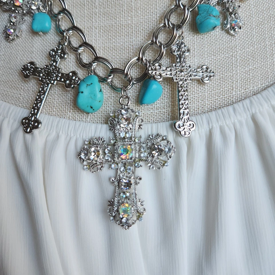 Collar llamativo con dijes cruzados de howlita y diamantes de imitación turquesa sintética Foto 2 de 4