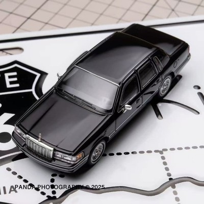 1992 Lincoln Town Car 1:64 Scale Diecast Metal Model Car with Alloy Body