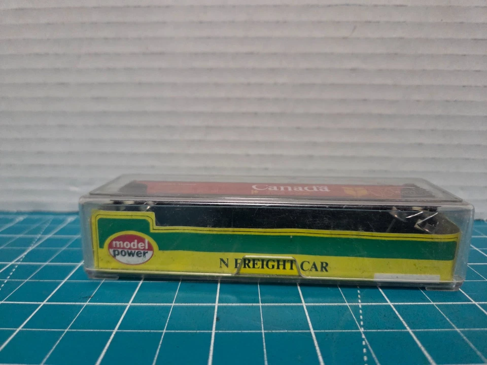 MODEL POWER N SCALE FREIGHT CARS Gov of Canada Wheat Hopper Red - Image 2 of 2