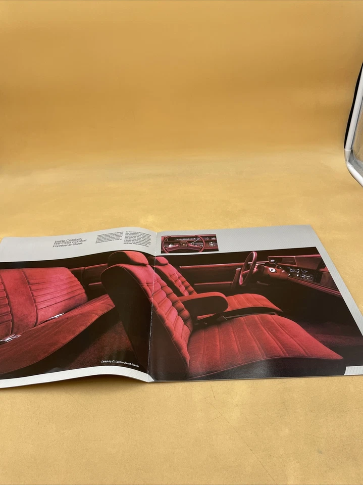 1984 CHEVROLET CELEBRIDADE REVENDEDOR ORIGINAL SHOWROOM FOLHETO DE VENDAS CATÁLOGO LIVRO - Imagem 3 de 4