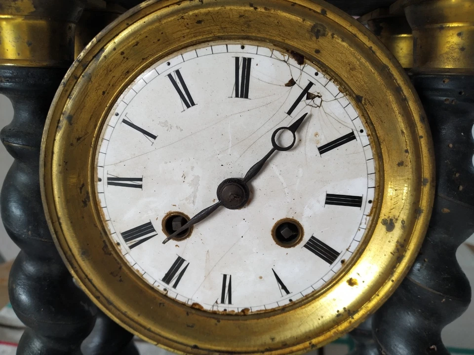 ANCIENNE PENDULE PORTIQUE NAPOLÉON III XIXe BOIS NOIRCI BRONZE COLONNES - Photo 2/4