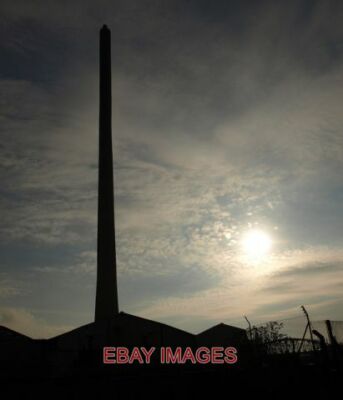 PHOTO  KINGSTON UPON HULL 'RECKITT'S' CHIMNEY IN SILHOUETTE THIS IS THE 467' (14