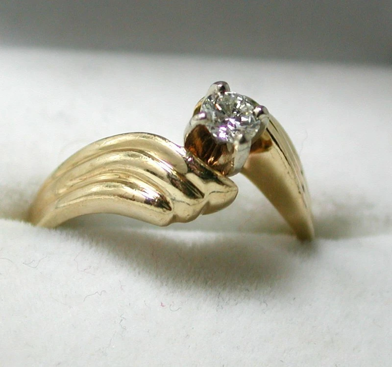 Lovely Vintage 14 Carat Gold 0.20 carat Diamond Solitaire Ring Size Letter M