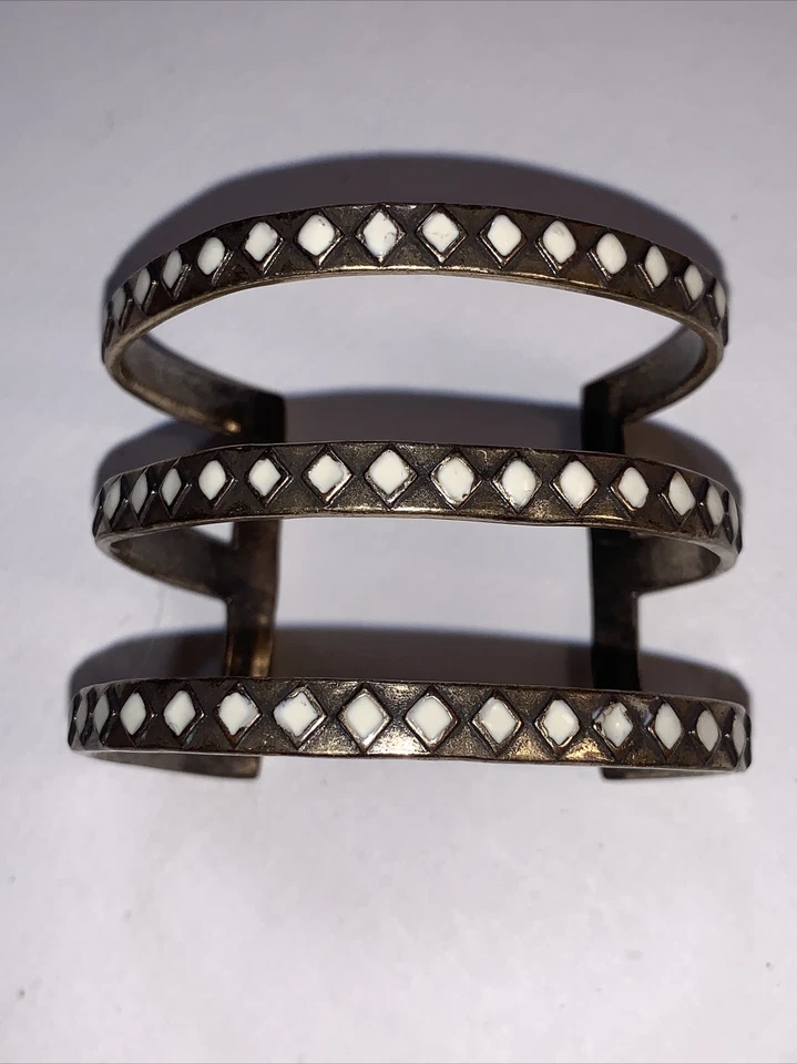 Brazalete ancho con forma de diamante blanco marca Lucky esmalte en 3 filas de tono dorado Foto 3 de 4