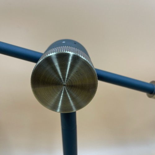 Interruptor de lámpara de escritorio de mesa grande pesado ajustable verde Anglepoise Made.com funcionando - Imagen 7 de 18