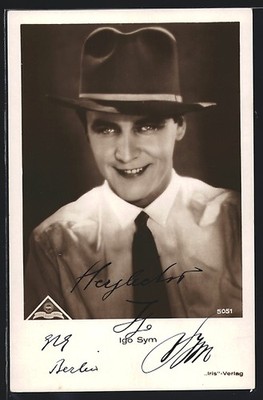 AK Schauspieler Igo Sym lächelnd mit Hut porträtiert, mit original Autograph 