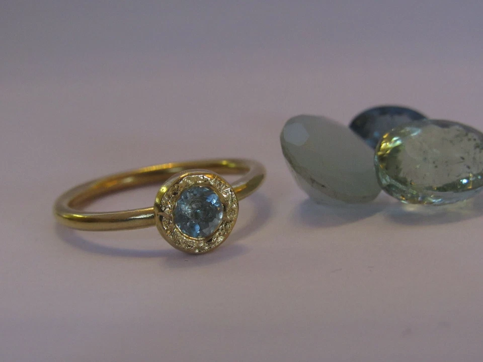 Anillo aguamarina turquesa. Anillo chapado en oro de plata de ley con aguamarina. Foto 2 de 4