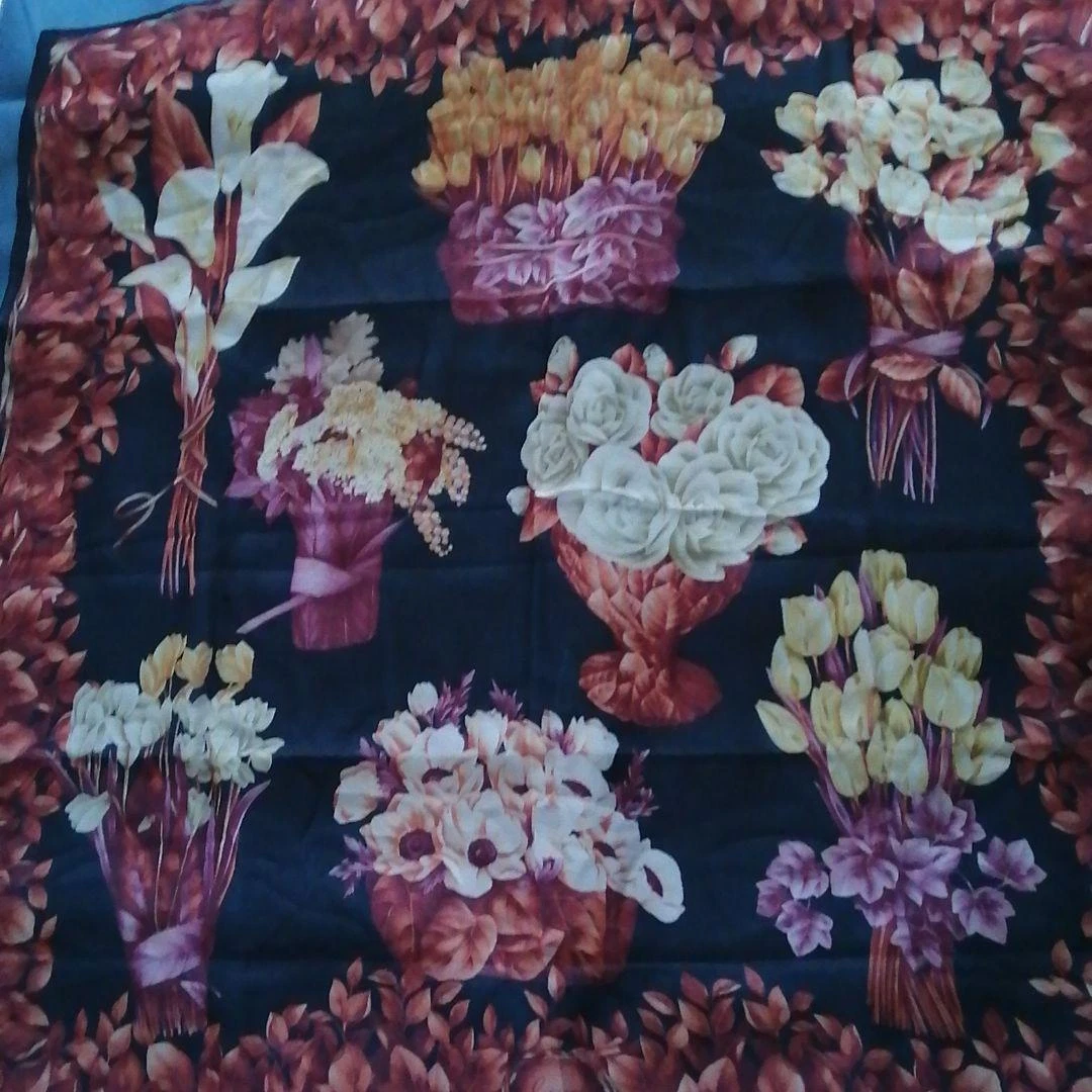 Foulard GUCCI motif floral couleur noir 87 cm x 87 cm 100% soie accessoire élégant