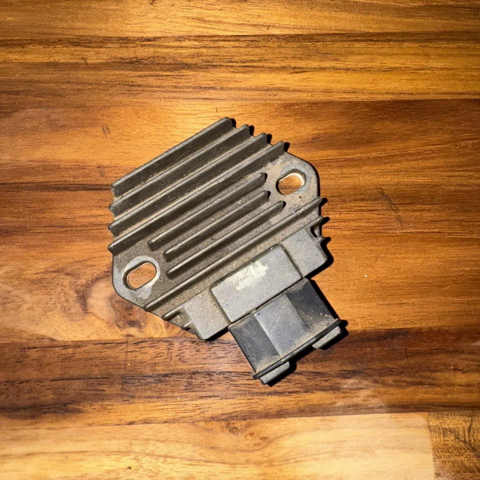 Regulador de tensión APRILIA SXV 550 2008 Foto 2 de 4