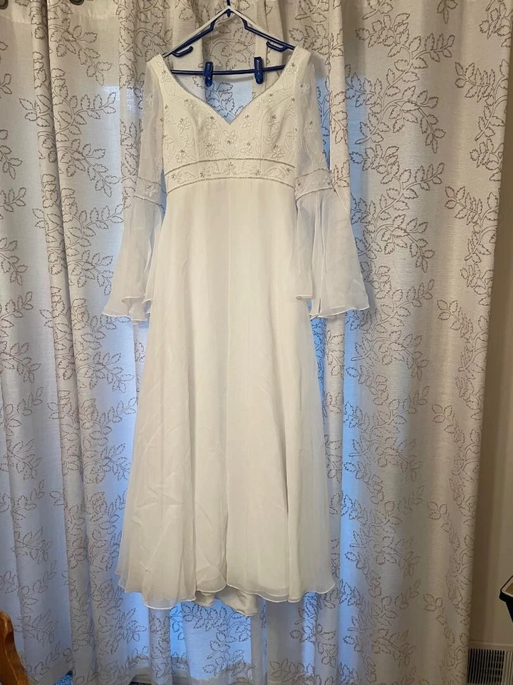 Свадебное платье, IiIssia от Demetrios белый размер 12 атласный/шифон, с бисером - Изображение 2 из 4